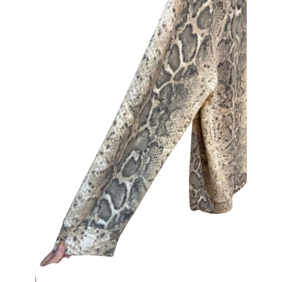 Oddy Women’s 1XL Gray Leopard Print Sweatshirt Made in USA Soft Stretch Pullover - Picture 3 of 4